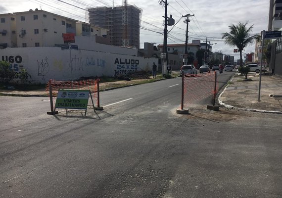 Tampões de ferro são nivelados em vias de Maceió