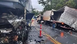 Colisão entre ônibus e carreta deixa 1 morto e 8 feridos na BR-116 em MG