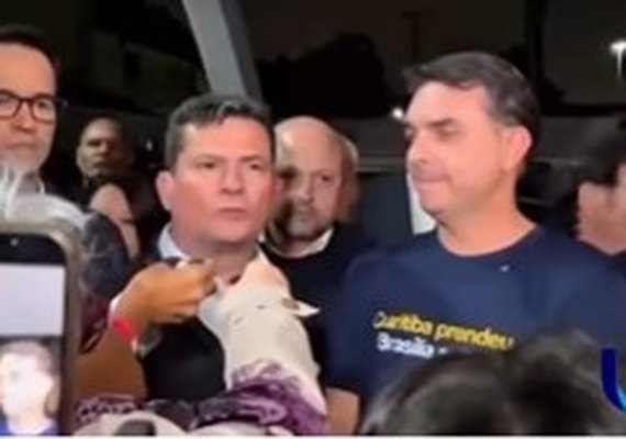 Flávio Bolsonaro é cobrado por populares sobre contas de Daniel Vorcaro durante entrevista