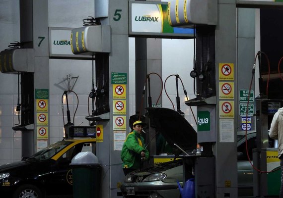 Preço médio da gasolina nas refinarias cai 1,10% nesta sexta-feira