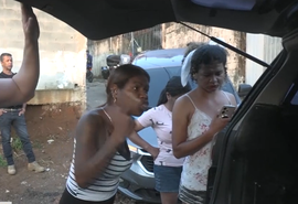 VÍDEO: Mãe se desespera ao ver filho adolescente algemado em viatura