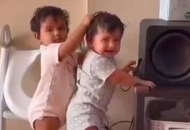 Mãe raspa cabelo de filhas gêmeas para evitar puxões e vídeo viraliza; veja