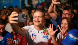 Renan Filho é recebido com festa por moradores do Canaã e do Ouro Preto
