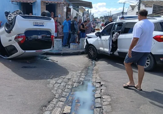 Mulher fica ferida após colisão entre dois carros no bairro Brasília em Arapiraca