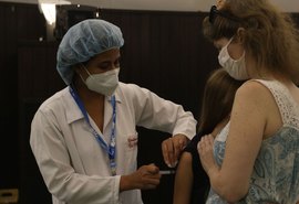 Média móvel de óbitos caiu 60,4% desde o pico da Ômicron