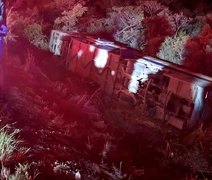 Ônibus que transportava alagoanos tomba e deixa 32 feridos em Minas Gerais