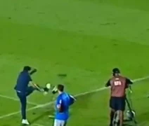 Abel Ferreira é denunciado ao STJD por chute em microfone durante jogo do Palmeiras