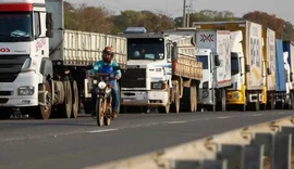 Após anúncio de aumento do combustível, caminhoneiros cobram Bolsonaro e falam em greve