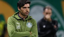 Abel Ferreira faz gesto obsceno durante partida do Palmeiras