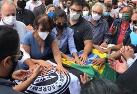 VÍDEO: Rogério Teófilo é sepultado após cortejo fúnebre
