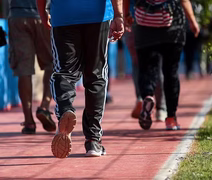 Andar mais de 3 mil passos por dia pode ajudar a frear a progressão do Alzheimer