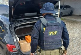 PRF prende motorista em Maceió com carro roubado, arma e mais de 60 kg de maconha