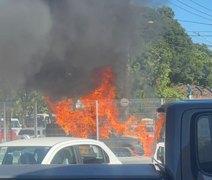 Vídeo: veículo em chamas assusta funcionários de concessionária no Farol; bombeiros são acionados