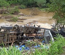 Após veículo cair de ponte, motorista de caminhão tem perna decepada