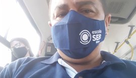 Pais e alunos de escola particular protestam contra demissão de funcionário