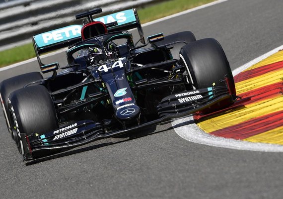 Hamilton supera Red Bull e conquista pole de número 99 na carreira