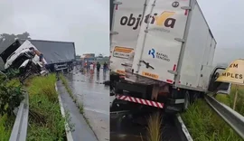 Vídeo: Caminhões quase caem de ribanceira após acidente na BR-101