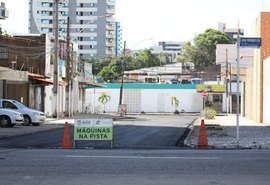 Serviços de recapeamento avançam em ruas da Jatiúca