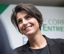 Mesmo aparecendo em segundo lugar em pesquisas,  Manuela D’Ávila desiste de candidatura ao Senado