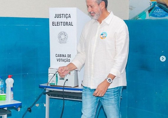Lira vota em Alagoas e diz que voto é 'o maior ato democrático'