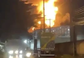 Defesa Civil interdita galpão após incêndio em fábrica de plástico em Maceió