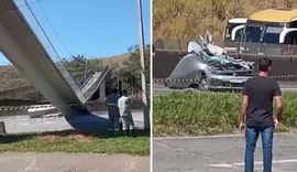 Passarela desaba após ser atingida por caminhão e deixa dois mortos em SP