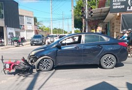Mulher fica ferida em colisão entre carro e moto no Salvador Lyra, em Maceió