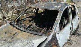 Carro fica destruído após pegar fogo na ladeira entre Jacintinho e Mangabeiras