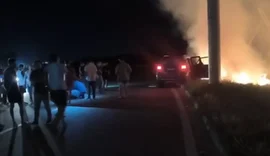 Jovem fica ferida após carro bater em poste na AL-220, em Limoeiro de Anadia