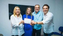 Esposa de ex-prefeito cassado por desvio de verbas públicas vai disputar eleições em Alagoas