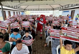 Avante Educação: CRB entrega 200 kits escolares para estudantes de Atalaia