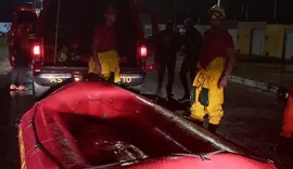 40 pessoas são resgatadas com bote inflável após água invadir residências em Rio Largo
