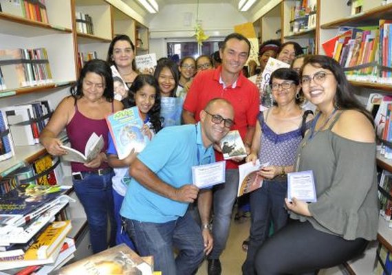 Biblioteca Móvel do Sesc vira grande atração