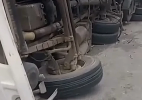 Caminhão tomba às margens da BR-101 em Flexeiras e família escapa sem ferimentos graves