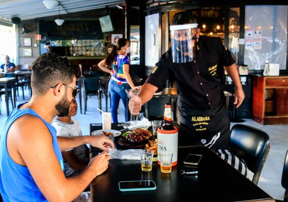 Setor de serviços cai 0,9% em Alagoas no mês de março, diz IBGE