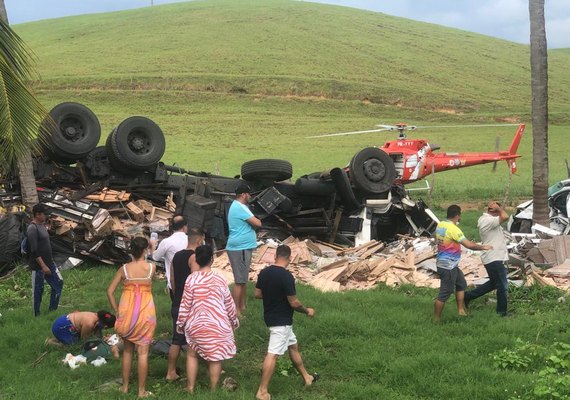 Carreta colide com carros e deixa pelo menos quatro feridos em Roteiro