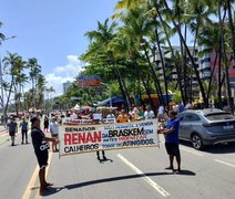 Em protesto pacífico, movimento de vítimas da Braskem 'tomam' a cadeira gigante na Ponta Verde