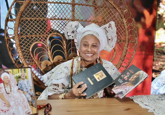 Mãe Neide Oyá dOxum celebra mais um livro lançado pela Imprensa Oficial