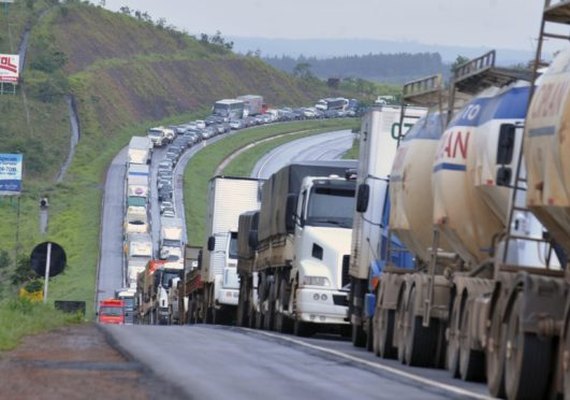Bolsonaro faz apelo para caminhoneiros não entrarem em greve