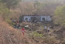 Capotamento de ônibus com romeiros deixa feridos no Sertão de Alagoas