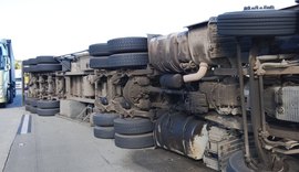 Motorista morre após carreta tombar na BR-101, em Novo Lino