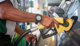 Gasolina deve encarecer em quase todo o país, mas não em AL; entenda