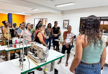 Costura solidária transforma jeans em renda para mulheres