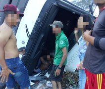Caminhão capota e deixa homem preso às ferragens na BR-104