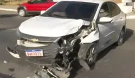 Táxi colide com poste e causa bloqueio parcial em Jacarecica