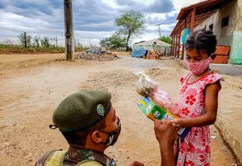 Batalhão do Exército distribui mais de 2 toneladas de alimentos em comunidades