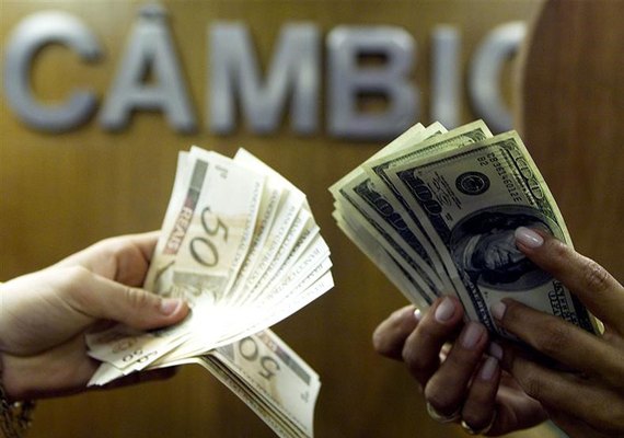 Após dois dias de queda, Dólar volta a subir e é vendido a R$ 5,60