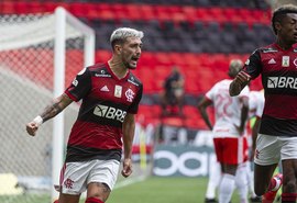 Flamengo vence Internacional e assume liderança do brasileiro