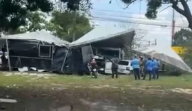 Caminhão desgovernado invade calçada e atinge escola próxima à Ufal