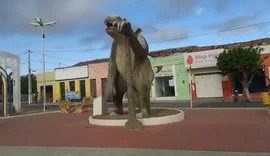 Motorista de caminhão atropela três pessoas e foge sem prestar socorro em rodovia de AL